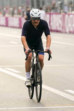 FORMULA 1 AZERBAIJAN GRAND PRIX 2026 Valtteri Bottas (FIN) 77 Cadillac F1 Team cycling around the circuit during the Formula 1 Qatar Airways Azerbaijan Grand Prix 2026, Round 15 of the 2026 Formula 1 World Championship, WM, Weltmeisterschaft from 24th - 26th September 2026 at the Baku City Circuit, Baku, Azerbaijan. Credit: Robbie Hoad Every Second Media Editorial use only. All images are copyright Every Second Media Limited. No images may be reproduced without prior permission. Copyright: xIMAGO EveryxSecondxMediax ESM-2183-0085 RobbiexHoadx xEveryxSecondxMediax