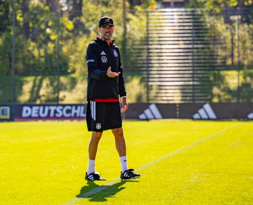 September 23, 2026, DFB German National Soccer Team, training camp in Herzogenaurach, at ADIDAS’s home ground, ahead of the UEFA Nations League matches; German national team coach Jürgen Klopp briefly stops to speak with reporters on the sidelines while his players continue training