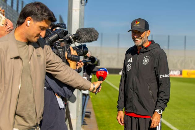 September 23, 2026, DFB German National Soccer Team, training camp in Herzogenaurach, at ADIDAS’s home ground, ahead of the UEFA Nations League matches; German national team coach Jürgen Klopp briefly stops to speak with reporters on the sidelines while his players continue training