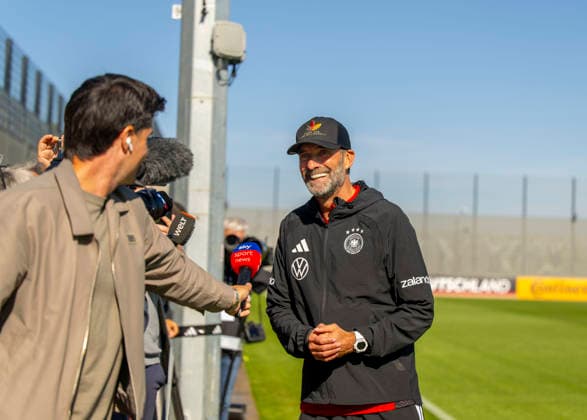 September 23, 2026, DFB German National Soccer Team, training camp in Herzogenaurach, at ADIDAS’s home ground, ahead of the UEFA Nations League matches; German national team coach Jürgen Klopp briefly stops to speak with reporters on the sidelines while his players continue training