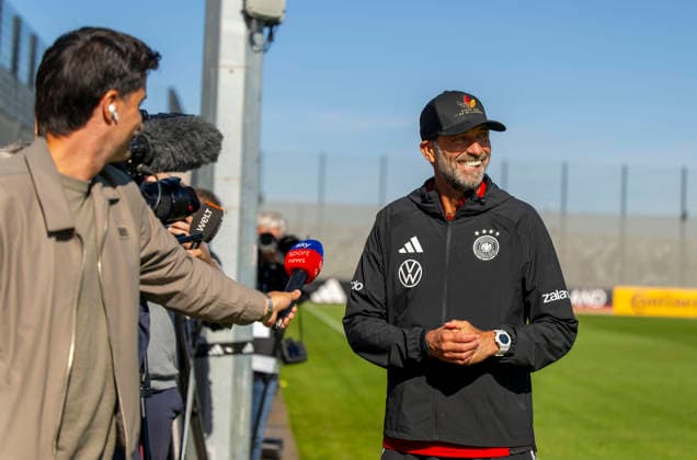 September 23, 2026, DFB German National Soccer Team, training camp in Herzogenaurach, at ADIDAS’s home ground, ahead of the UEFA Nations League matches; German national team coach Jürgen Klopp briefly stops to speak with reporters on the sidelines while his players continue training