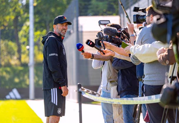 September 23, 2026, DFB German National Soccer Team, training camp in Herzogenaurach, at ADIDAS’s home ground, ahead of the UEFA Nations League matches; German national team coach Jürgen Klopp briefly stops to speak with reporters on the sidelines while his players continue training