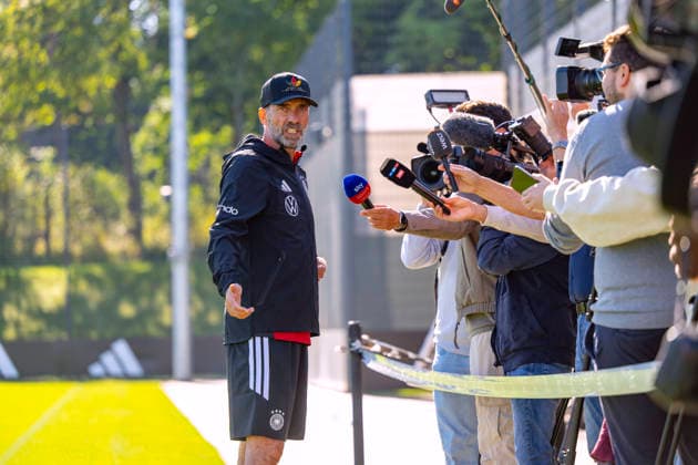 September 23, 2026, DFB German National Soccer Team, training camp in Herzogenaurach, at ADIDAS’s home ground, ahead of the UEFA Nations League matches; German national team coach Jürgen Klopp briefly stops to speak with reporters on the sidelines while his players continue training