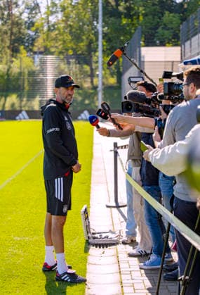 September 23, 2026, DFB German National Soccer Team, training camp in Herzogenaurach, at ADIDAS’s home ground, ahead of the UEFA Nations League matches; German national team coach Jürgen Klopp briefly stops to speak with reporters on the sidelines while his players continue training