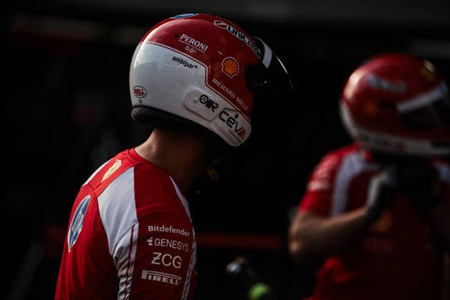 F1 - AZERBAIJAIN GRAND PRIX 2026 Scuderia Ferrari mechanic, mecanicien, mechanics during the 2026 Formula 1 Azerbaijan Grand Prix, 15th round of the 2026 Formula One World Championship, WM, Weltmeisterschaft from September 24 to 26, 2026 on the Baku City Circuit, in Baku, Azerbaijan - BakuAzerbaijan  Copyright: xEricxAlonsox