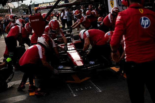 F1 - AZERBAIJAIN GRAND PRIX 2026 Scuderia Ferrari mechanic, mecanicien, mechanics during the 2026 Formula 1 Azerbaijan Grand Prix, 15th round of the 2026 Formula One World Championship, WM, Weltmeisterschaft from September 24 to 26, 2026 on the Baku City Circuit, in Baku, Azerbaijan - BakuAzerbaijan  Copyright: xEricxAlonsox