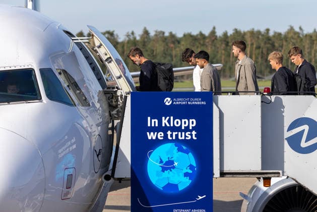 The German DFB national soccer team departs for Amsterdam for the Nations League match against the Netherlands, Nuremberg, September 23, 2026: National team coach Jürgen Klopp boards the plane at Albrecht Dürer Airport for the Nations League match against the Netherlands. Other players from the German team follow him down the gangway and aboard the Lufthansa flight. Nuremberg, Bavaria, Germany 20260923-1V9A8904-M4000