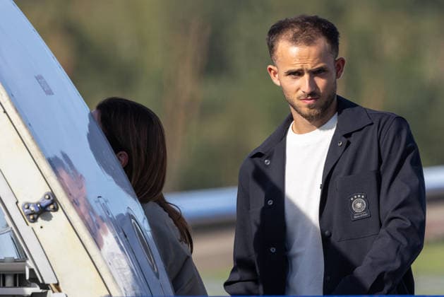 Departure of the German DFB National Soccer Team for Amsterdam for the Nations League match against the Netherlands, Nuremberg, September 23, 2026: Max Rosenfelder stands on the tarmac as the German national soccer team prepares to depart for Amsterdam. The team is traveling to Nuremberg, Bavaria, Germany, for the Nations League match against the Netherlands. 20260923-1V9A8939-M4000