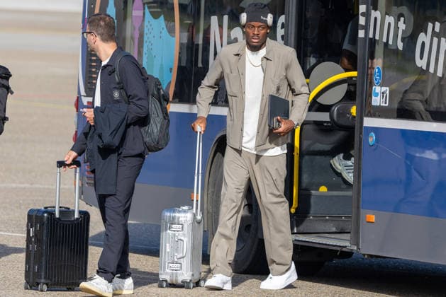 The German DFB national soccer team departs for Amsterdam for the Nations League match against the Netherlands, Nuremberg, September 23, 2026: Yann Aurel Bisseck steps off the team bus onto the tarmac with a wheeled suitcase. The defender is traveling with the German national team to the Nations League match against the Netherlands. Nuremberg, Bavaria, Germany 20260923-1V9A8977-M4000