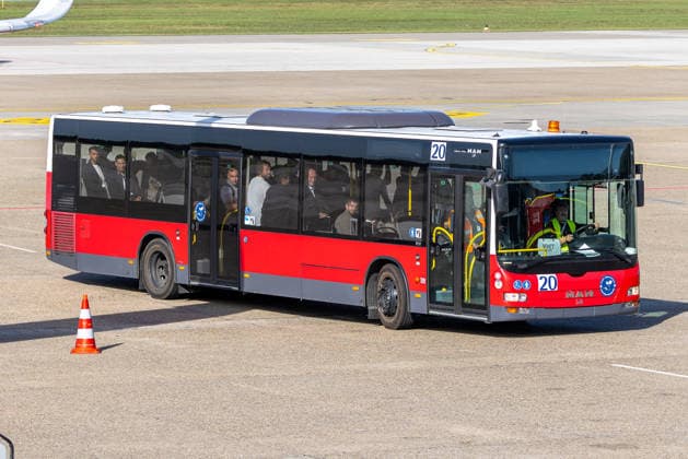 Departure of the German DFB National Soccer Team for Amsterdam for the Nations League match against the Netherlands, Nuremberg, September 23, 2026: The German national soccer team rides the airport shuttle across the tarmac to the plane for their trip to Amsterdam. The shuttle takes the players to the Nations League match against the Netherlands. Nuremberg, Bavaria, Germany 20260923-1V9A8763-M4000