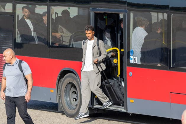 Departure of the German DFB national soccer team for Amsterdam for the Nations League match against the Netherlands, Nuremberg, September 23, 2026: Bambasá Contá steps off the team bus with his luggage as the German national team sets off for their flight to Amsterdam. The team is traveling to the Nations League match against the Netherlands. Nuremberg, Bavaria, Germany 20260923-1V9A8777-M4000