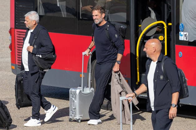 The German DFB national soccer team departs for Amsterdam for the Nations League match against the Netherlands, Nuremberg, September 23, 2026: National team coach Jürgen Klopp steps off the team bus with members of the coaching staff; in the background, the team’s journey to the international match against the Netherlands. He is pulling his suitcase and carrying a backpack, accompanied by two other members of the coaching staff. Nuremberg, Bavaria, Germany 20260923-1V9A8798-M4000
