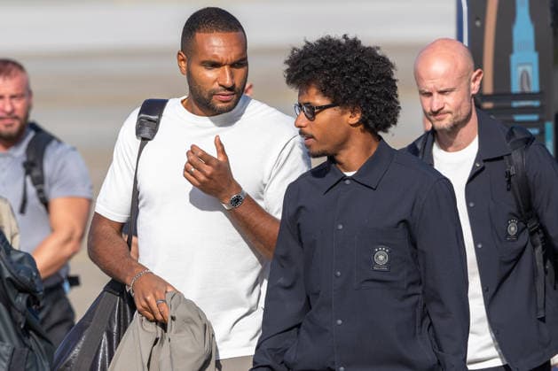 Departure of the German DFB National Soccer Team for Amsterdam for the Nations League match against the Netherlands, Nuremberg, September 23, 2026: Jonathan Tah and Karim Adeyemi arrive with their luggage for the German national soccer team’s departure. The players are traveling to the international match against the Netherlands. Nuremberg, Bavaria, Germany 20260923-1V9A9004-M4000
