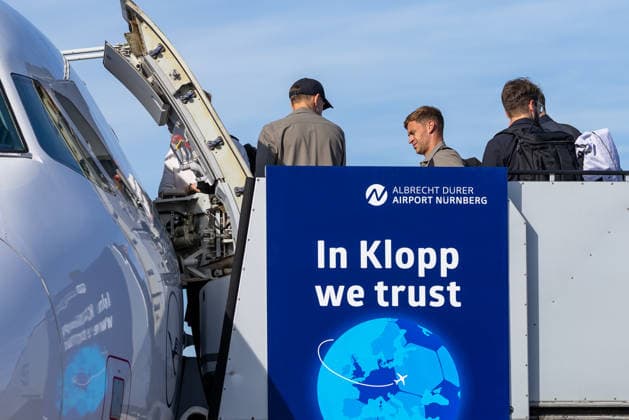 The German DFB National Soccer Team departs for Amsterdam for the Nations League match against the Netherlands, Nuremberg, September 23, 2026: Joshua Kimmich boards the German national soccer team’s plane at Albrecht Dürer Airport in Nuremberg. The flight will take the team to Amsterdam for the Nations League match against the Netherlands. Nuremberg, Bavaria, Germany 20260923-1V9A9147-M4000