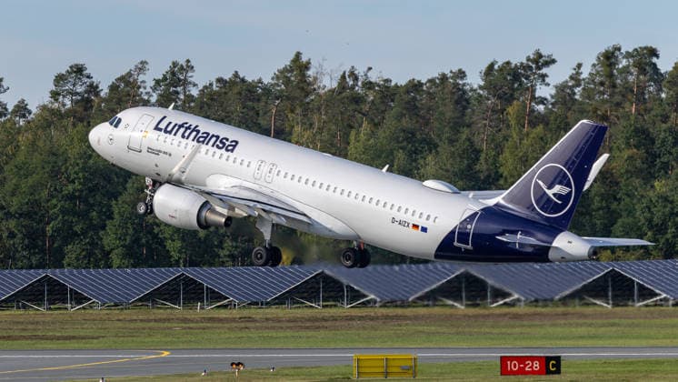 Departure of the German DFB National Soccer Team for Amsterdam for the Nations League match against the Netherlands, Nuremberg, September 23, 2026 An Airbus A320 operated by Lufthansa takes off on a special flight to Amsterdam, with the German national soccer team on board. The aircraft, with the registration number D AIZX, is taking the team to the match against the Netherlands. Nuremberg, Bavaria, Germany 20260923-1V9A9346-M4000