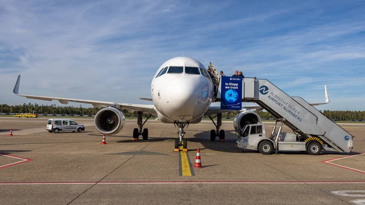Departure of the German DFB national soccer team for Amsterdam for the Nations League match against the Netherlands, Nuremberg, September 23, 2026: A plane carrying the German national soccer team is ready for departure to Amsterdam for the Nations League match against the Netherlands. Players board the plane via the gangway carrying a banner that reads In Klopp we trust. Nuremberg, Bavaria, Germany 20260923-286A8740-M4000