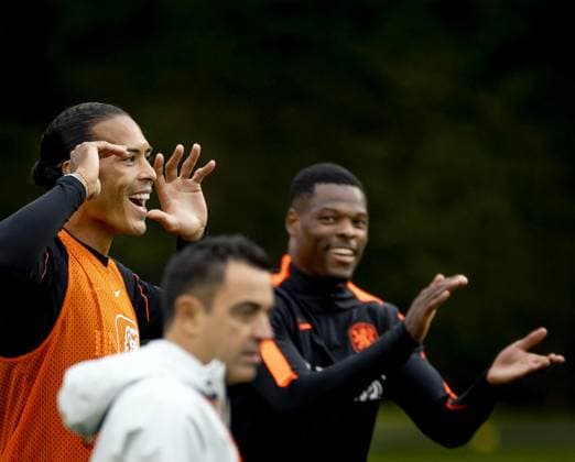 ZEIST - Virgil van Dijk, national coach Xavi Hernandez and Denzel Dumfries during a training session in preparation for the Nations League matches against Germany, Serbia, Greece and Serbia. KOEN VAN WEEL ANP xVIxANPxSportx xxANPxIVx 569798161 originalFilename: 569798161.jpg