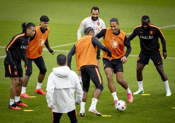 ZEIST - Nathan Ake, Tijjani Reijnders, Quintin Timber, Virgil van Dijk and Lutsharel Geertruida during a training session in preparation for the Nations League matches against Germany, Serbia, Greece and Serbia. KOEN VAN WEEL ANP xVIxANPxSportx xxANPxIVx 569798549 originalFilename: 569798549.jpg