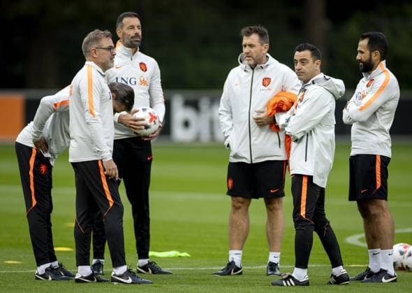 ZEIST - National coach Xavi Hernandez with his technical staff during a training session in preparation for the Nations League matches against Germany, Serbia, Greece, and Serbia. KOEN VAN WEEL ANP xVIxANPxSportx xxANPxIVx 569799164 originalFilename: 569799164.jpg