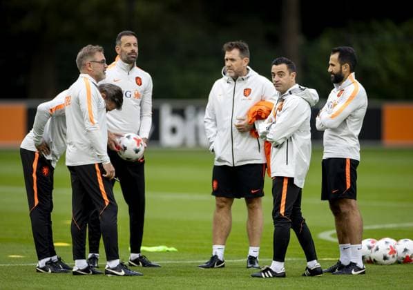 ZEIST - National coach Xavi Hernandez with his technical staff during a training session in preparation for the Nations League matches against Germany, Serbia, Greece, and Serbia. KOEN VAN WEEL ANP xVIxANPxSportx xxANPxIVx 569799172 originalFilename: 569799172.jpg