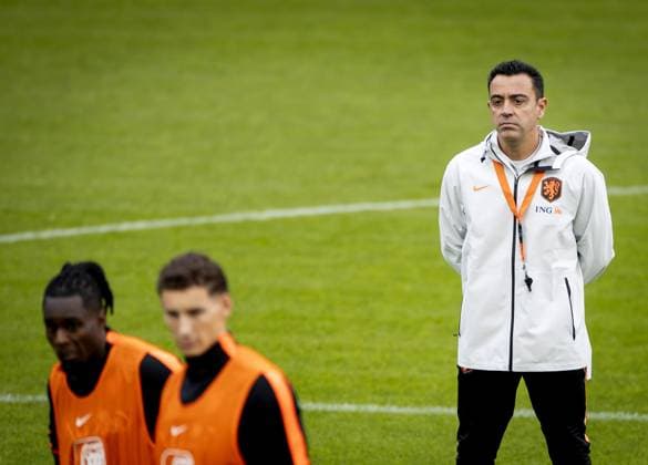 ZEIST - Jeremie Frimpong, Ruben van Bommel and national coach Xavi Hernandez during a training session in preparation for the Nations League matches against Germany, Serbia, Greece and Serbia. KOEN VAN WEEL ANP xVIxANPxSportx xxANPxIVx 569800368 originalFilename: 569800368.jpg