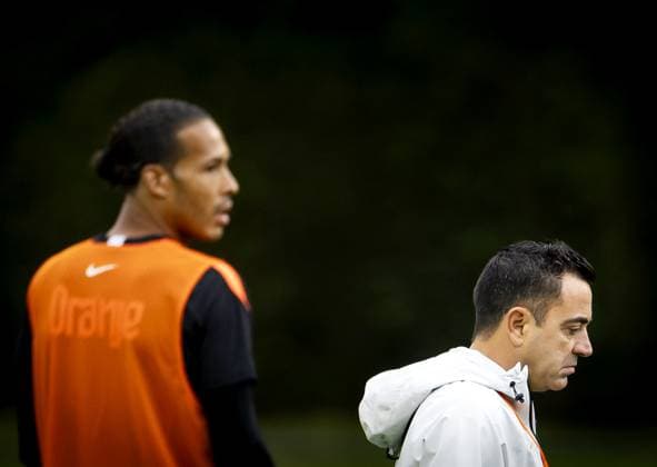 ZEIST - Virgil van Dijk and national coach Xavi Hernandez during a training session in preparation for the Nations League matches against Germany, Serbia, Greece, and Serbia. KOEN VAN WEEL ANP xVIxANPxSportx xxANPxIVx 569801556 originalFilename: 569801556.jpg