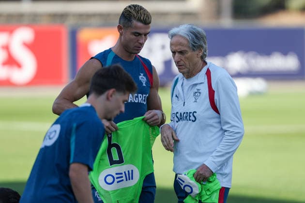 Lisbon, Portugal, September 23: Cristiano Ronaldo of Portugal and Portugal s head coach, Jorge Jesus, during the Portuguese national team s training session ahead of the UEFA Nations League 2026–27 League Phase Matchday 1 match between Portugal and Wales at Estádio José Alvalade in Lisbon, Portugal Copyright: HMBxMedia JoaquimxFerreira