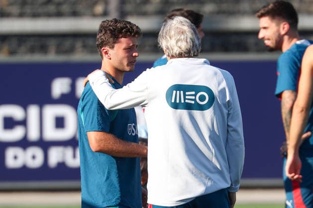 Lisbon, Portugal, September 23: João Neves of Portugal and Portugal s head coach Jorge Jesus during the Portuguese national team s training session ahead of the UEFA Nations League 2026–27 League Phase Matchday 1 game between Portugal and Wales at Estádio José Alvalade in Lisbon, Portugal Copyright: HMBxMedia JoaquimxFerreira