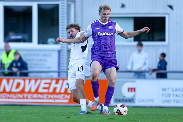September 23, 2026, xkwix, Soccer, Friendly Match, SC Wiedenbrück vs. VfL Osnabrück, Jahnstadion, Friendly Match, 2026–2027 season: Leon Opitz of VfL Osnabrück 19 battles for the ball against Alessandro Toia of SC Wiedenbrück 14 during the goal that made it 0–2. DFB regulations prohibit any use of photographs as image sequences and or quasi-video. Photo: xKamilxWilkowskixPressefotoKochx North Rhine-Westphalia, Germany