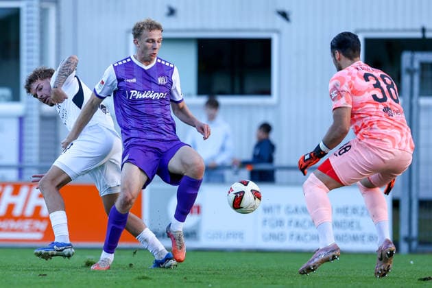 September 23, 2026, xkwix, soccer, exhibition match, SC Wiedenbrück vs. VfL Osnabrück, Jahnstadion, exhibition match, 2026–2027 season: Leon Opitz (VfL Osnabrück 19) in a tackle against Alessandro Toia (SC Wiedenbrück 14) and Lukas Kasparek (SC Wiedenbrück 38) during the goal that made it 0–2. DFB regulations prohibit any use of photographs as image sequences and or quasi-video. Photo by xKamilxWilkowskixPressefotoKochx North Rhine-Westphalia, Germany