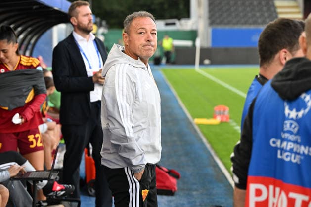 260923 OHL vs AS Roma Head Coach Gianpiero Piovani of Roma pictured during the Uefa Women™s Champions League matchday 1 in the League phase game in season 2026 - 2027 between Oud Heverlee Leuven - OHL and AS Roma on September 23 , 2026 in Leuven, Belgium. (Photo by David Catry Sportpix) Leuven Den Dreef - King Power Flemish Brabant Belgium  Copyright: xSportpix.bex xDavidxCatryxDavidxCatryx