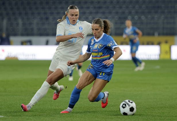 SOCCER - WEC, St.Poelten vs Malmoe SANKT POELTEN,AUSTRIA,23.SEP.26 - SOCCER - UEFA Women s Europa Cup, qualification, SKN Sankt Poelten vs Malmoe FF. Image shows Larkin Russell (Malmoe) and Izabela Krizaj (St.Poelten).  GEPAxpictures xWalterxLuger