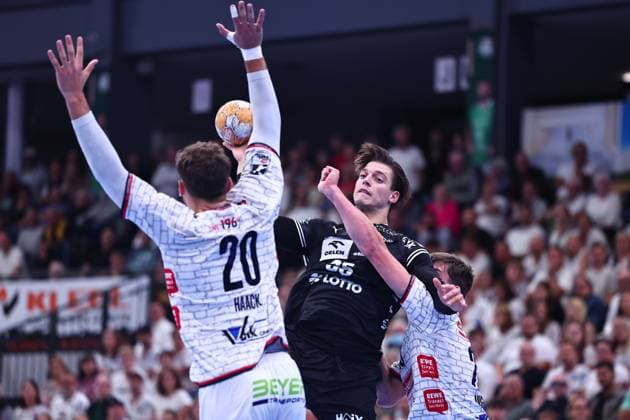 Domen Makuc (THW Kiel), 35, in a one-on-one battle with Torsten Anselm (TV Huettenberg), 25, right GER, TV Huettenberg vs. THW Kiel, Handball, DHB Cup, 2nd Round, 2026–2027 Season, September 23, 2026 GER, TV Huettenberg vs. THW Kiel, Handball, DHB Cup, Round 2, 2026–2027 season, September 23, 2026 Wetzlar Copyright: xEibner-Pressefoto RenexWeissx EP_RWS