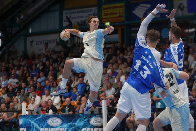 September 23, 2026, xtgx, DHB Cup Round 2, Dessau Rosslauer HV 06 vs. VfL Gummersbach emspor, from left: Miro Schluroff (Gummersbach), 15 takes a shot, goal scorer, scores a goal, goal, scores the goal (Dessau)