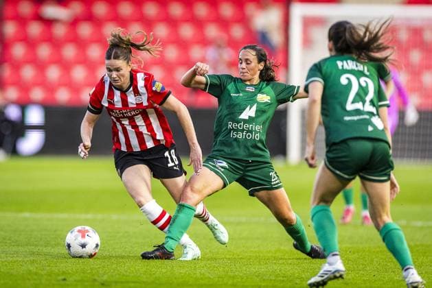 EINDHOVEN , 23-09-2026 , Ten Cate stadium De Herdgang , season 2026 2027 , UEFA Women™s Europa Cup , football , match between PSV and Fortuna Hjorring , picture shows PSV player Liz Rijsbergen, Fortuna Hjorring player Ashley Riefner PSV - Fortuna Hjorring  x207462985x Copyright: