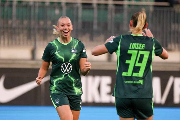 Wolfsburg, Germany, September 23, 2026 UEFA Women’s Europa Cup First Leg: VfL Wolfsburg Women vs. Sturm Graz Women. Pictured, from left: Goal scorer Ella Peddemors of Wolfsburg scores the 1–0 goal for Wolfsburg and celebrates with Sarai Linder of Wolfsburg. Copyright: HMBxMedia MadeleinexFantini