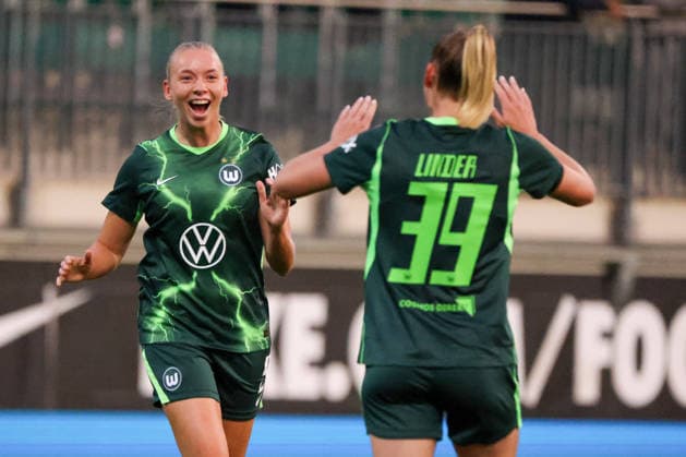 Wolfsburg, Germany, September 23, 2026 UEFA Women’s Europa Cup First Leg: VfL Wolfsburg Women vs. Sturm Graz Women. Pictured, from left: Goal scorer Ella Peddemors of Wolfsburg scores the 1–0 goal for Wolfsburg and celebrates with Sarai Linder of Wolfsburg. Copyright: HMBxMedia MadeleinexFantini