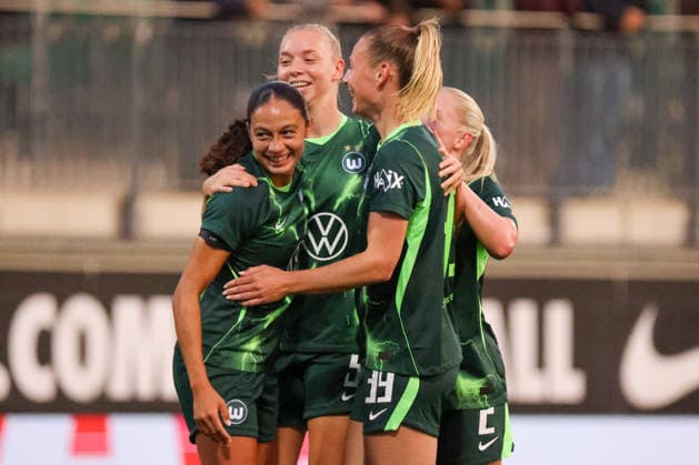 Wolfsburg, Germany, September 23, 2026—UEFA Women’s Europa Cup First Leg: VfL Wolfsburg Women vs. Sturm Graz Women. Pictured from left: Ella Peddemor, Wolfsburg’s second goal scorer, scores the 1–0 goal for Wolfsburg and celebrates with Kessya Bussy (Wolfsburg), Sarai Linder (Wolfsburg), and Thea Bjelde (Wolfsburg) Copyright: HMBxMedia MadeleinexFantini