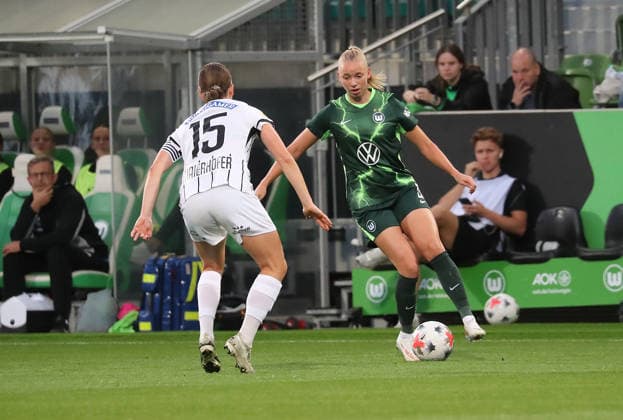 Ella Peddemor (VfL Wolfsburg), Sophie Maierhofer (SK Sturm Graz) — Soccer, Women, 2026–2027 Season, UEFA, Women s Europa Cup Qualifiers, Round 2, AOK Stadium Wolfsburg, VfL Wolfsburg vs. Sturm Graz