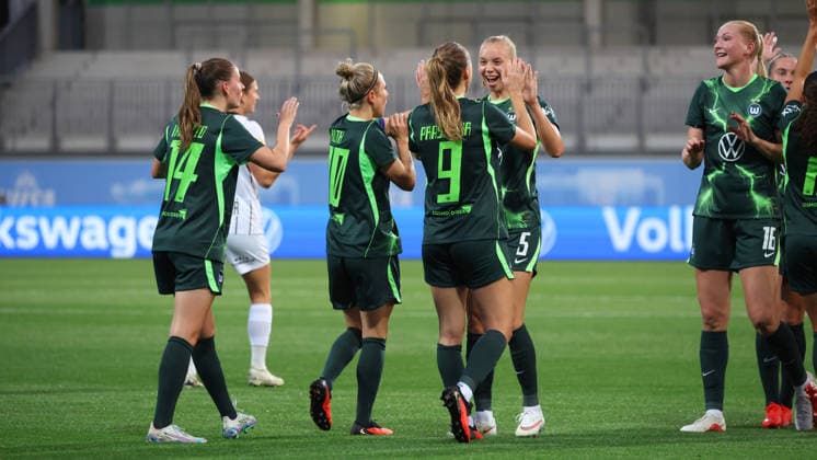 VfL vs. Graz, Women s Europa League Qualifiers, Wolfsburg, September 23, 2026, Soccer, Women’s, VfL Wolfsburg vs. SK Sturm Graz, UEFA Women’s Europa Cup Qualifying Round, Round 2, 2026–2027 Season. Lara Prasnikar of VfL Wolfsburg celebrates with the team after scoring the 2–0 goal at AOK Stadion Niedersachsen, Germany