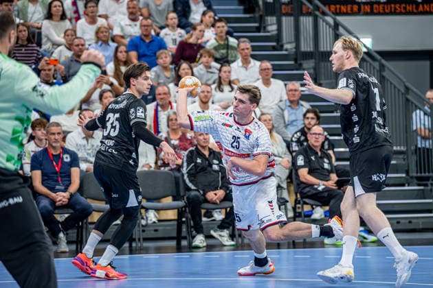 DHB Cup: TV Hüttenberg vs. THW Kiel, September 23, 2026; Torsten Anselm (TV Hüttenberg), 25, Domen Makuc, THW Kiel, 35, Elias Ellefsen a Skipagotu, THW Kiel, 71, DHB Cup: TV Hüttenberg vs. THW Kiel in Wetzlar, September 23, 2026 Copyright: xBEAUTIFULxSPORTS Roeczeyx