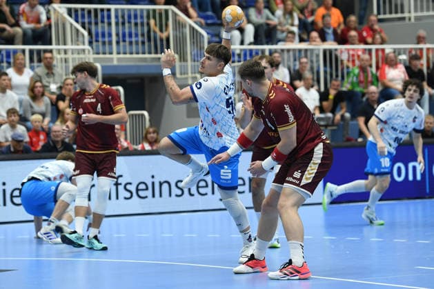 Men s Handball DHB Cup, Round 2: TuSEM Essen 1 vs. VfL Potsdam on September 23, 2026, at Sportpark Am Hallo in Essen. Tomasso Romei (Potsdam), in the back; Tim Rozman (Essen), in the front xRx