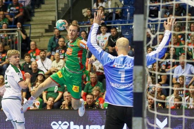 September 23, 2026, xgox, Handball DHB Cup, 2nd Round: SC Magdeburg vs. HSG Wetzlar (emspor), from left: Felix Claar (Magdeburg), 7 takes a shot, goal scorer, scores a goal, Magdeburg