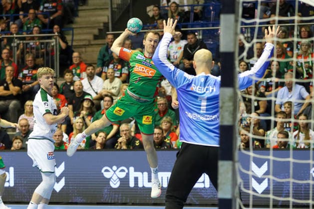 September 23, 2026, xgox, Handball DHB Cup, 2nd Round: SC Magdeburg vs. HSG Wetzlar (emspor), from left: Felix Claar (Magdeburg), 7 takes a shot, goal scorer, scores a goal, Magdeburg