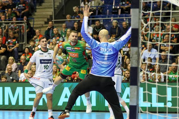 September 23, 2026, xgox, Handball DHB Cup, 2nd Round: SC Magdeburg vs. HSG Wetzlar emspor, from left: Lukas Mertens (Magdeburg), 22, takes a shot, goal scorer, scores a goal, goal, scores the goal for Magdeburg