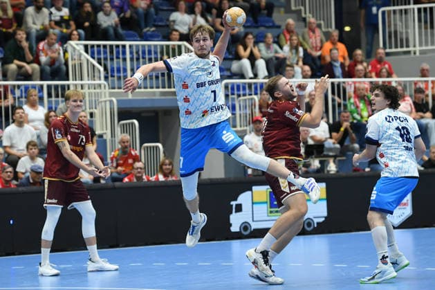 Men s Handball DHB Cup, Round 2: TuSEM Essen 1 vs. VfL Potsdam on September 23, 2026, at Sportpark Am Hallo in Essen. Nicolas Paulnsteiner (Potsdam), in the foreground xRx