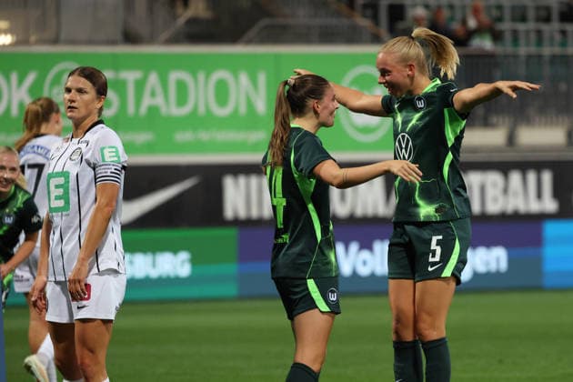 VfL vs. Graz, Women s Europa League Qualifier, Wolfsburg, September 23, 2026, Soccer, Women’s, VfL Wolfsburg vs. SK Sturm Graz, UEFA Women’s Europa Cup Qualifiers, Round 2, 2026–2027 Season, Smilla Vallotto celebrates with Ella Paddemor’s VfL Wolfsburg after her goal to make it 3–0, AOK Stadium Lower Saxony, Germany