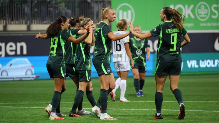 VfL vs. Graz, Women s Europa League Qualifiers, Wolfsburg, September 23, 2026, Soccer, Women’s, VfL Wolfsburg vs. SK Sturm Graz, UEFA Women’s Europa League Qualifiers, Round 2, 2026–2027 Season. Svenja Huth of VfL Wolfsburg celebrates with the team after scoring the goal that made it 4–0 at AOK Stadion Niedersachsen, Germany