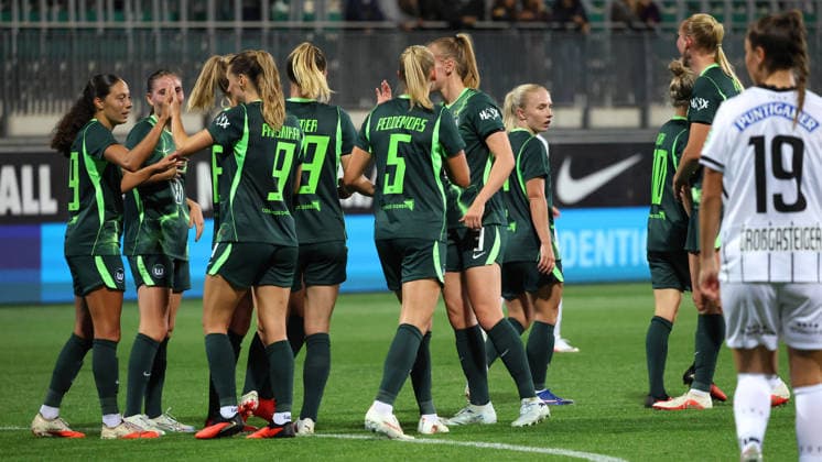 VfL vs. Graz, Women s Europa League Qualifiers, Wolfsburg, September 23, 2026, Soccer, Women’s, VfL Wolfsburg vs. SK Sturm Graz, UEFA Women’s Europa League Qualifiers, Round 2, 2026–2027 Season. Svenja Huth of VfL Wolfsburg celebrates with the team after scoring the goal that made it 4–0 at AOK Stadion Niedersachsen, Germany
