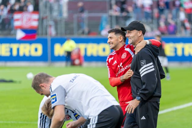 Matthias Zimmermann of Fortuna Düsseldorf, 25, joyfully pats Alexander Ende, Fortuna Düsseldorf s coach, on the chest; celebration during Fortuna Düsseldorf vs. Schwarz Weiss Alstaden, soccer, Lower Rhine Cup, 2nd round, 2026–27 season, September 23, 2026, DFL regulations prohibit any use of photographs as image sequences and or quasi-video. Fortuna Düsseldorf vs. Schwarz-Weiß Alstaden, soccer, Lower Rhine Cup, Round 2, 2026–27 season, September 23, 2026, Düsseldorf Copyright: xEibner-Pressefoto LukasxBaldygax EP_LBA
